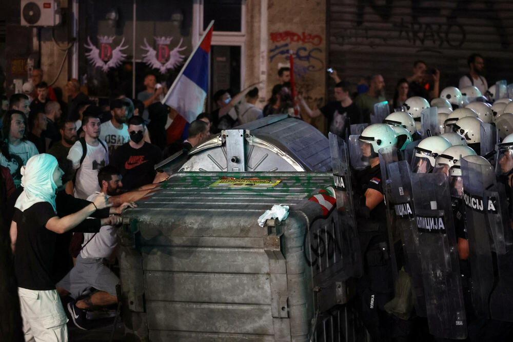 <p>Predsjednik Srbije Aleksandar Vučić je kazao da ultimum studenata o vanrednim iuzborima i uklanjanju okupljenih iz Pionirskog parka nije prihvaćen, a poslije intevencije Žandarmerije na Instragramu je objavio: "Na kraju uvijek pobjeđuje Srbija"</p>