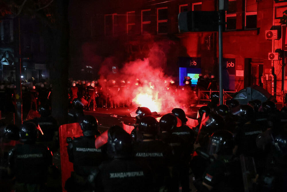 <p>Predsjednik Srbije Aleksandar Vučić je kazao da ultimum studenata o vanrednim iuzborima i uklanjanju okupljenih iz Pionirskog parka nije prihvaćen, a poslije intevencije Žandarmerije na Instragramu je objavio: "Na kraju uvijek pobjeđuje Srbija"</p>