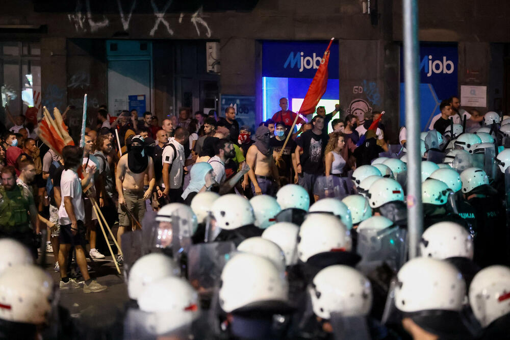 <p>Predsjednik Srbije Aleksandar Vučić je kazao da ultimum studenata o vanrednim iuzborima i uklanjanju okupljenih iz Pionirskog parka nije prihvaćen, a poslije intevencije Žandarmerije na Instragramu je objavio: "Na kraju uvijek pobjeđuje Srbija"</p>