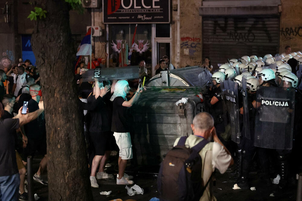 <p>Predsjednik Srbije Aleksandar Vučić je kazao da ultimum studenata o vanrednim iuzborima i uklanjanju okupljenih iz Pionirskog parka nije prihvaćen, a poslije intevencije Žandarmerije na Instragramu je objavio: "Na kraju uvijek pobjeđuje Srbija"</p>