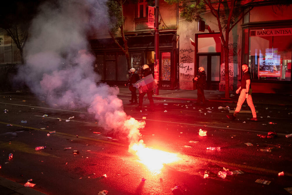 <p>Predsjednik Srbije Aleksandar Vučić je kazao da ultimum studenata o vanrednim iuzborima i uklanjanju okupljenih iz Pionirskog parka nije prihvaćen, a poslije intevencije Žandarmerije na Instragramu je objavio: "Na kraju uvijek pobjeđuje Srbija"</p>