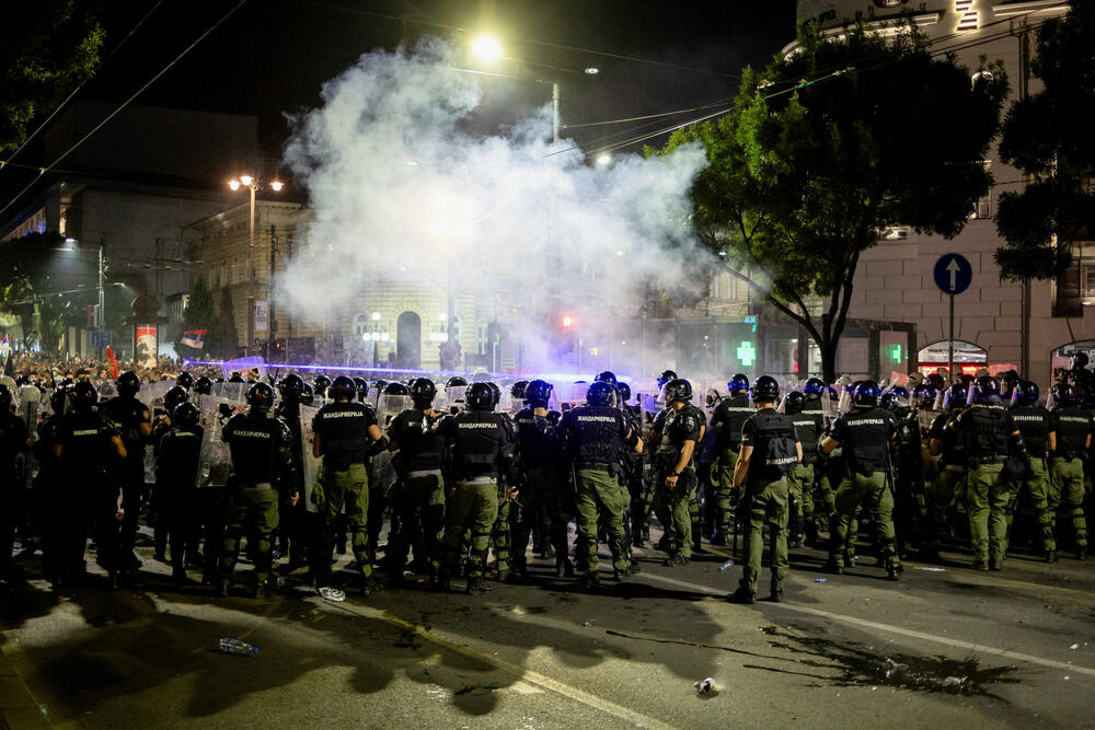 <p>Predsjednik Srbije Aleksandar Vučić je kazao da ultimum studenata o vanrednim iuzborima i uklanjanju okupljenih iz Pionirskog parka nije prihvaćen, a poslije intevencije Žandarmerije na Instragramu je objavio: "Na kraju uvijek pobjeđuje Srbija"</p>