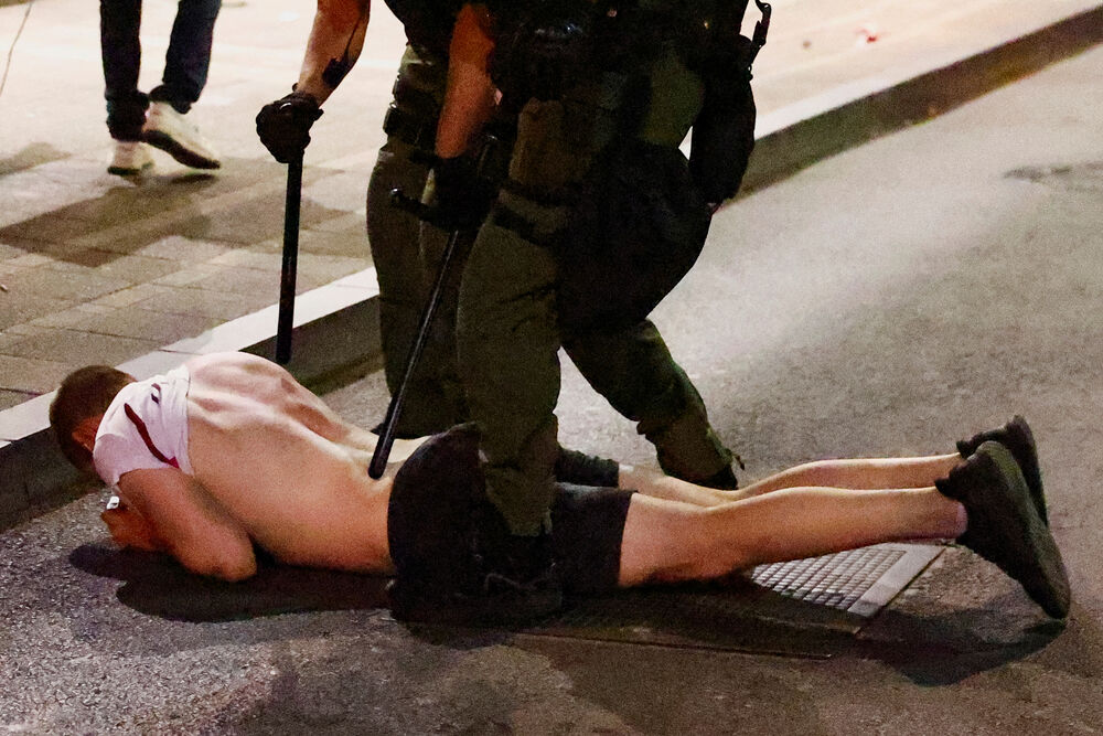 <p>Predsjednik Srbije Aleksandar Vučić je kazao da ultimum studenata o vanrednim iuzborima i uklanjanju okupljenih iz Pionirskog parka nije prihvaćen, a poslije intevencije Žandarmerije na Instragramu je objavio: "Na kraju uvijek pobjeđuje Srbija"</p>