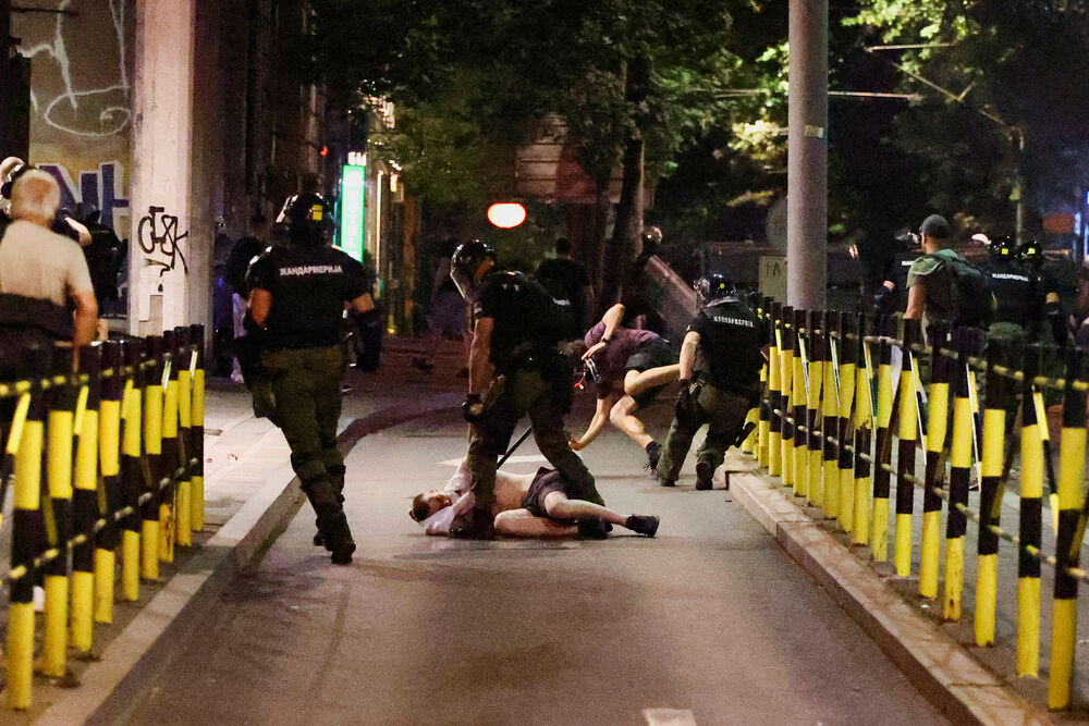 <p>Predsjednik Srbije Aleksandar Vučić je kazao da ultimum studenata o vanrednim iuzborima i uklanjanju okupljenih iz Pionirskog parka nije prihvaćen, a poslije intevencije Žandarmerije na Instragramu je objavio: "Na kraju uvijek pobjeđuje Srbija"</p>