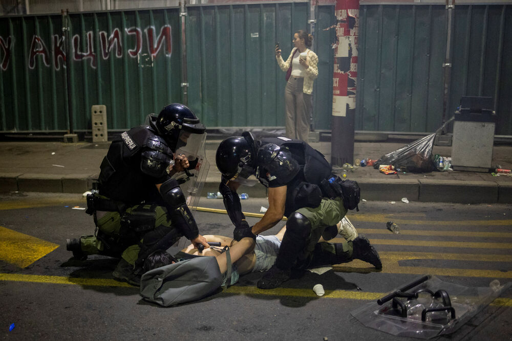 <p>Predsjednik Srbije Aleksandar Vučić je kazao da ultimum studenata o vanrednim iuzborima i uklanjanju okupljenih iz Pionirskog parka nije prihvaćen, a poslije intevencije Žandarmerije na Instragramu je objavio: "Na kraju uvijek pobjeđuje Srbija"</p>