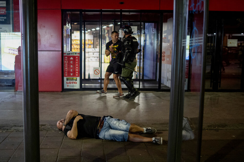 <p>Predsjednik Srbije Aleksandar Vučić je kazao da ultimum studenata o vanrednim iuzborima i uklanjanju okupljenih iz Pionirskog parka nije prihvaćen, a poslije intevencije Žandarmerije na Instragramu je objavio: "Na kraju uvijek pobjeđuje Srbija"</p>