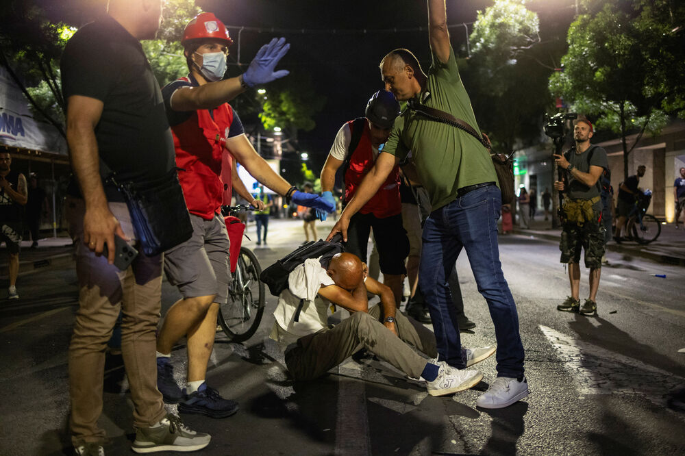 <p>Predsjednik Srbije Aleksandar Vučić je kazao da ultimum studenata o vanrednim iuzborima i uklanjanju okupljenih iz Pionirskog parka nije prihvaćen, a poslije intevencije Žandarmerije na Instragramu je objavio: "Na kraju uvijek pobjeđuje Srbija"</p>