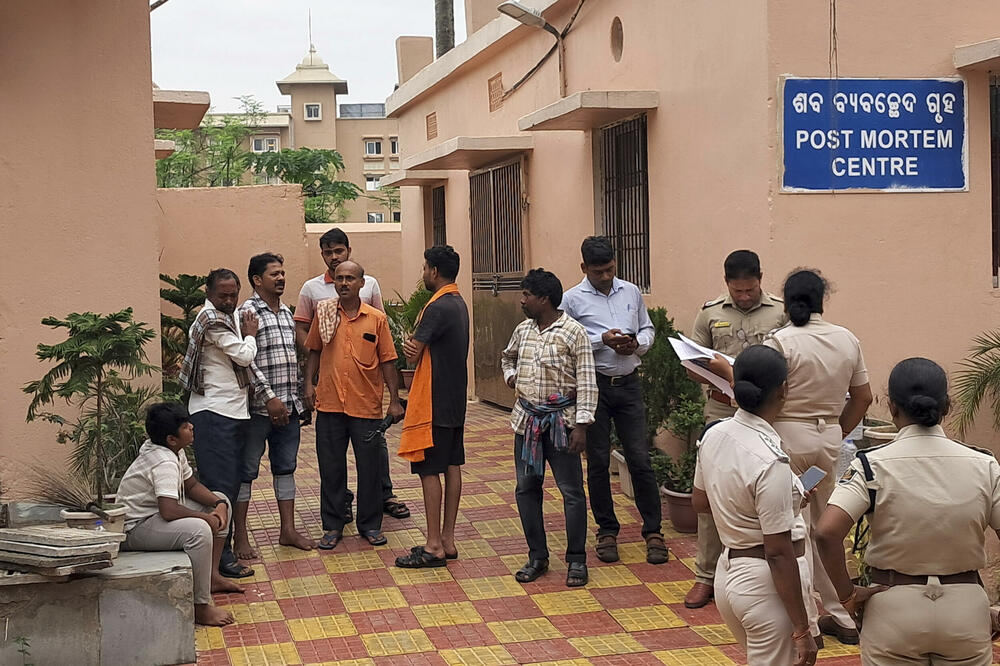 Policajci i rođaci žrtava ispred centra za obdukcije u bolnici u Puriju, Foto: Beta/AP