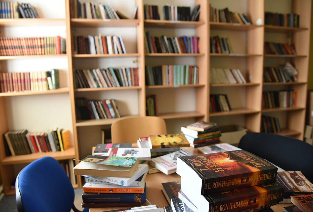 Klijentima su na raspolaganju i knjige u sklopu manje biblioteke