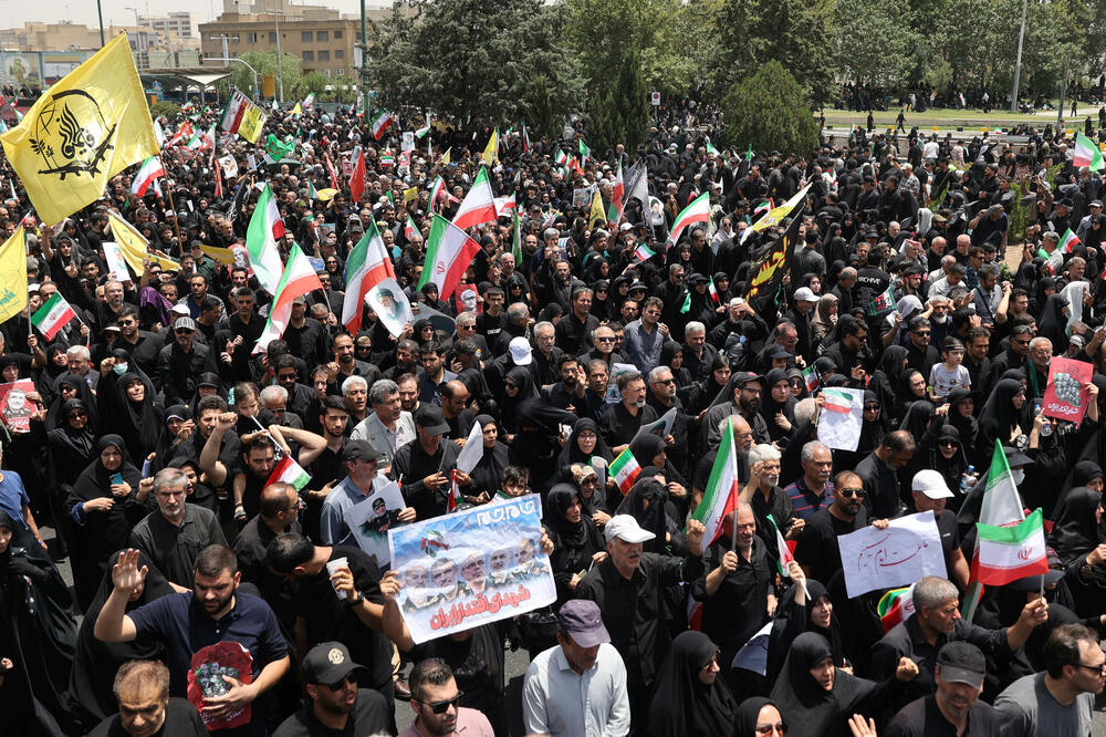 Stotine hiljada građana na sahrani iranskih vojnika i naučnika poginulih u sukobu sa Izraelom, Foto: Reuters