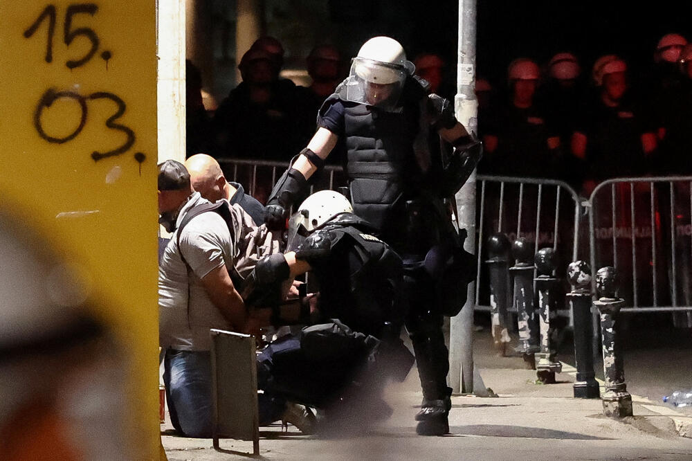 Sa sinoćnjeg protesta u Beogradu, Foto: Reuters