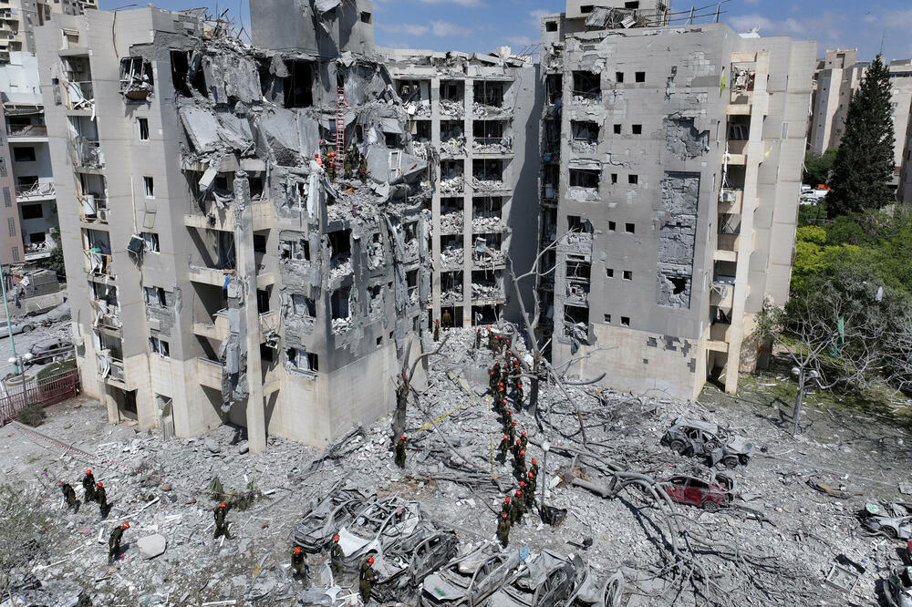 Stambeno naselje nakon raketnog napada Irana na grad Berševa u Izraelu, Foto: Reuters