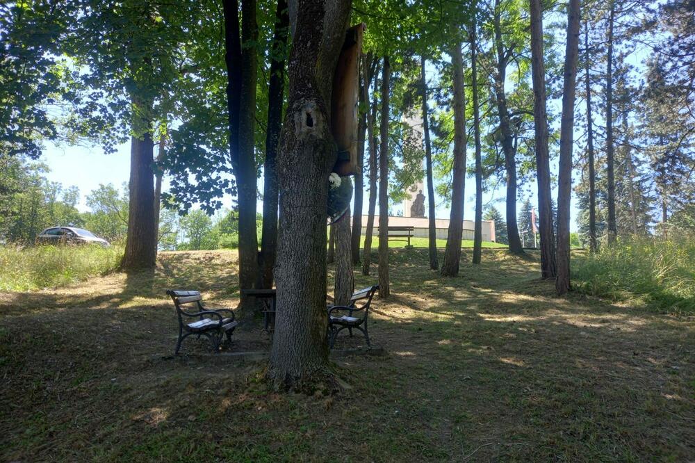 Mjesto na kojem je navodno jama i partizanski spomenik u pozadini, Foto: Goran Malidžan