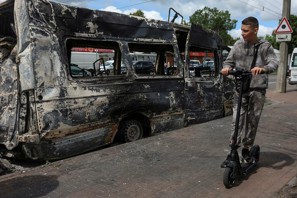 Vozilo uništeno u ruskim napadima u Kijevskoj oblasti, Foto: Rojters