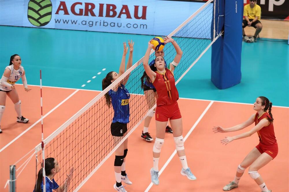 Crnogorske odbojkašice su sa lakoćom dobile istorijski, prvi duel naših selekcija u tom sportu na Eurovoleju, Foto: CEV