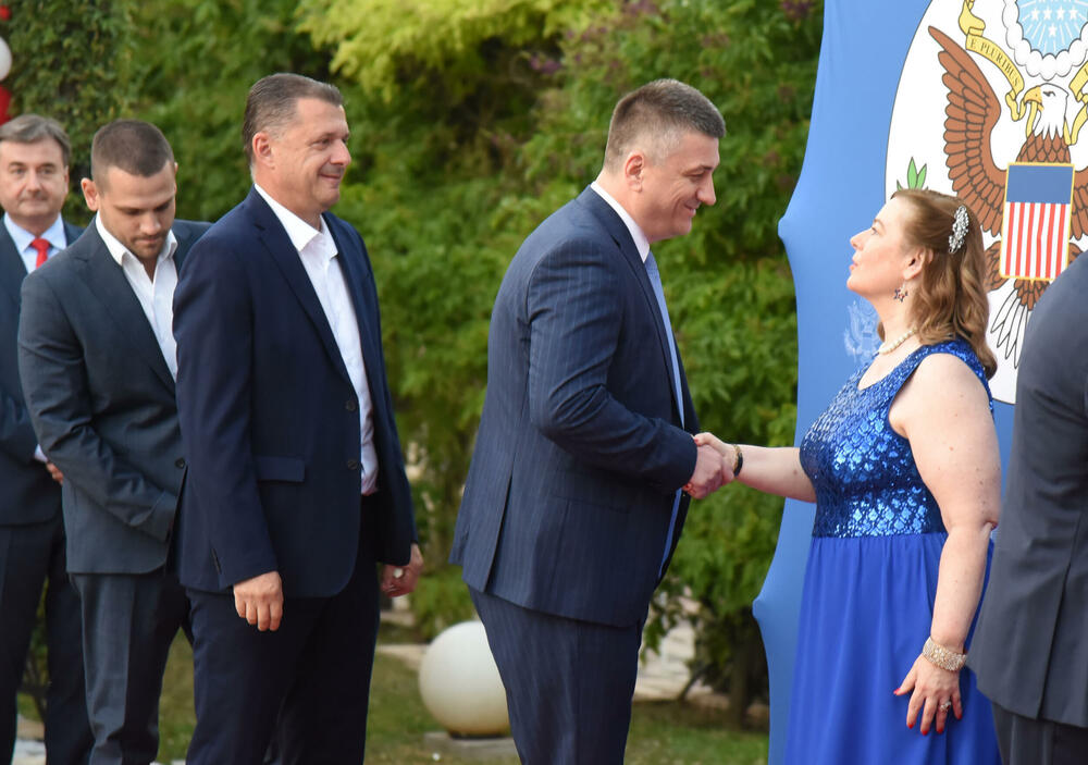 <p>"U vremenima kada se suočavamo sa ozbiljnim prijetnjama 'koje kušaju ljudske duše', kako ih je Tomas Pejn opisao u osvit američke revolucije, savezništvo sa Sjedinjenim Američkim Državama za nas ima stratešku i posebnu vrijednost”, rekao je Milatović.</p>