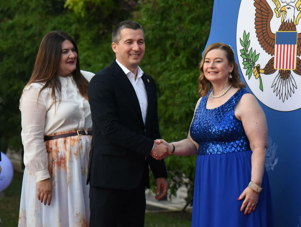 <p>"U vremenima kada se suočavamo sa ozbiljnim prijetnjama 'koje kušaju ljudske duše', kako ih je Tomas Pejn opisao u osvit američke revolucije, savezništvo sa Sjedinjenim Američkim Državama za nas ima stratešku i posebnu vrijednost”, rekao je Milatović.</p>