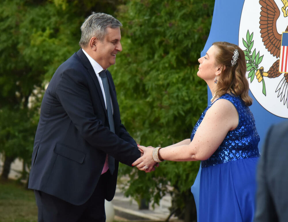 <p>"U vremenima kada se suočavamo sa ozbiljnim prijetnjama 'koje kušaju ljudske duše', kako ih je Tomas Pejn opisao u osvit američke revolucije, savezništvo sa Sjedinjenim Američkim Državama za nas ima stratešku i posebnu vrijednost”, rekao je Milatović.</p>