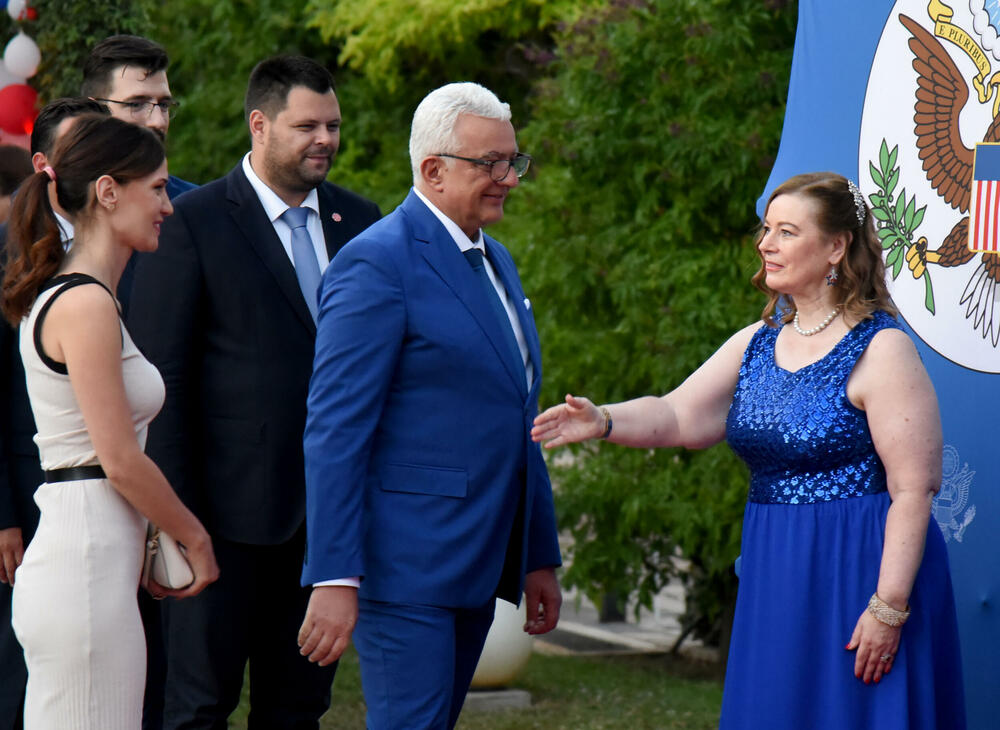 <p>"U vremenima kada se suočavamo sa ozbiljnim prijetnjama 'koje kušaju ljudske duše', kako ih je Tomas Pejn opisao u osvit američke revolucije, savezništvo sa Sjedinjenim Američkim Državama za nas ima stratešku i posebnu vrijednost”, rekao je Milatović.</p>