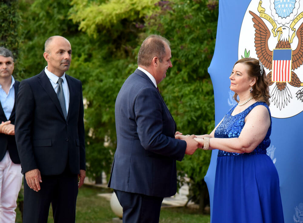 <p>"U vremenima kada se suočavamo sa ozbiljnim prijetnjama 'koje kušaju ljudske duše', kako ih je Tomas Pejn opisao u osvit američke revolucije, savezništvo sa Sjedinjenim Američkim Državama za nas ima stratešku i posebnu vrijednost”, rekao je Milatović.</p>