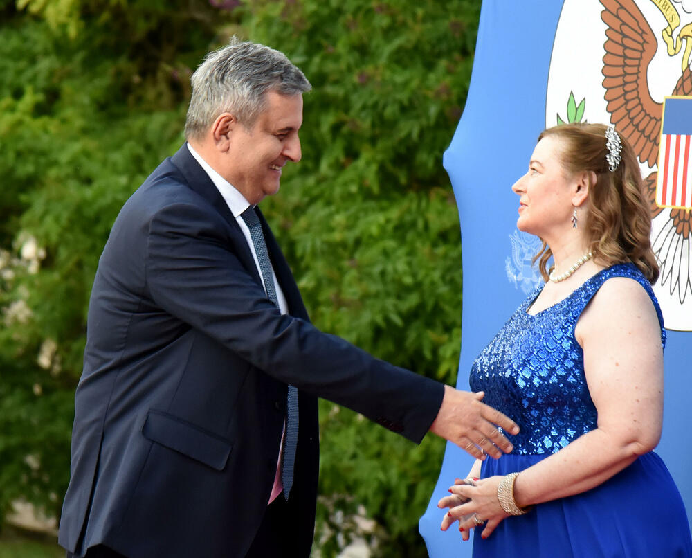 <p>"U vremenima kada se suočavamo sa ozbiljnim prijetnjama 'koje kušaju ljudske duše', kako ih je Tomas Pejn opisao u osvit američke revolucije, savezništvo sa Sjedinjenim Američkim Državama za nas ima stratešku i posebnu vrijednost”, rekao je Milatović.</p>