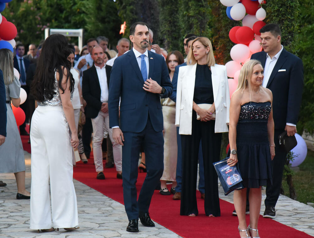 <p>"U vremenima kada se suočavamo sa ozbiljnim prijetnjama 'koje kušaju ljudske duše', kako ih je Tomas Pejn opisao u osvit američke revolucije, savezništvo sa Sjedinjenim Američkim Državama za nas ima stratešku i posebnu vrijednost”, rekao je Milatović.</p>