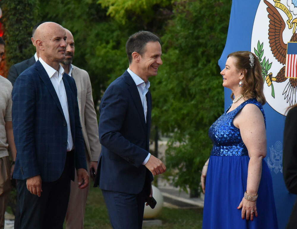 <p>"U vremenima kada se suočavamo sa ozbiljnim prijetnjama 'koje kušaju ljudske duše', kako ih je Tomas Pejn opisao u osvit američke revolucije, savezništvo sa Sjedinjenim Američkim Državama za nas ima stratešku i posebnu vrijednost”, rekao je Milatović.</p>