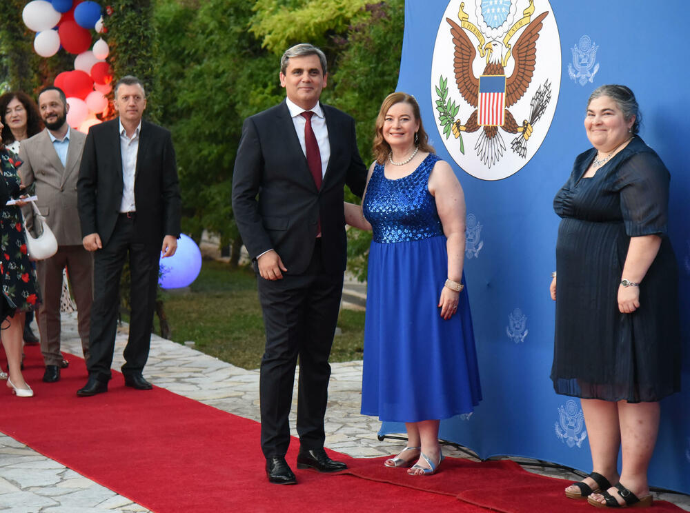 <p>"U vremenima kada se suočavamo sa ozbiljnim prijetnjama 'koje kušaju ljudske duše', kako ih je Tomas Pejn opisao u osvit američke revolucije, savezništvo sa Sjedinjenim Američkim Državama za nas ima stratešku i posebnu vrijednost”, rekao je Milatović.</p>