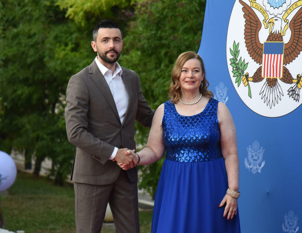 <p>"U vremenima kada se suočavamo sa ozbiljnim prijetnjama 'koje kušaju ljudske duše', kako ih je Tomas Pejn opisao u osvit američke revolucije, savezništvo sa Sjedinjenim Američkim Državama za nas ima stratešku i posebnu vrijednost”, rekao je Milatović.</p>