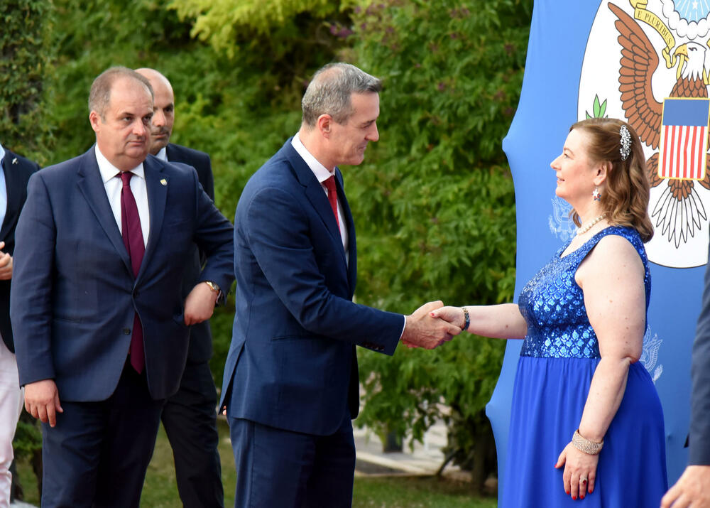 <p>"U vremenima kada se suočavamo sa ozbiljnim prijetnjama 'koje kušaju ljudske duše', kako ih je Tomas Pejn opisao u osvit američke revolucije, savezništvo sa Sjedinjenim Američkim Državama za nas ima stratešku i posebnu vrijednost”, rekao je Milatović.</p>