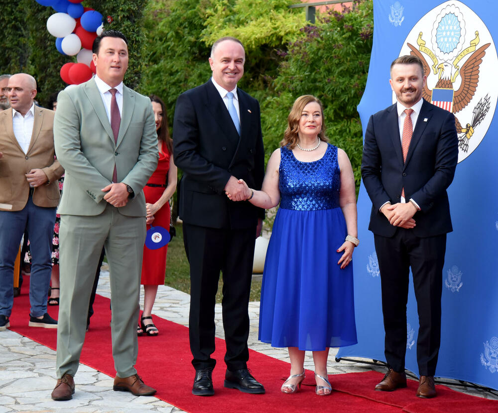 <p>"U vremenima kada se suočavamo sa ozbiljnim prijetnjama 'koje kušaju ljudske duše', kako ih je Tomas Pejn opisao u osvit američke revolucije, savezništvo sa Sjedinjenim Američkim Državama za nas ima stratešku i posebnu vrijednost”, rekao je Milatović.</p>