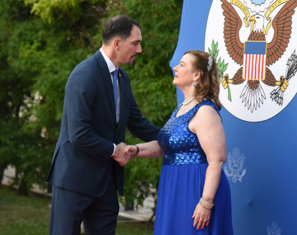 <p>"U vremenima kada se suočavamo sa ozbiljnim prijetnjama 'koje kušaju ljudske duše', kako ih je Tomas Pejn opisao u osvit američke revolucije, savezništvo sa Sjedinjenim Američkim Državama za nas ima stratešku i posebnu vrijednost”, rekao je Milatović.</p>