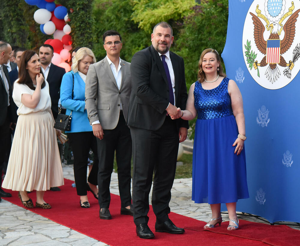 <p>"U vremenima kada se suočavamo sa ozbiljnim prijetnjama 'koje kušaju ljudske duše', kako ih je Tomas Pejn opisao u osvit američke revolucije, savezništvo sa Sjedinjenim Američkim Državama za nas ima stratešku i posebnu vrijednost”, rekao je Milatović.</p>