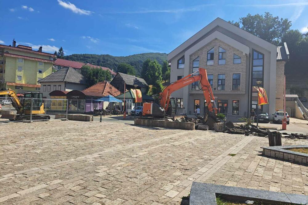 Počela rekonstrukcija: Gradski trg u Mojkovcu, Foto: Privatna arhiva