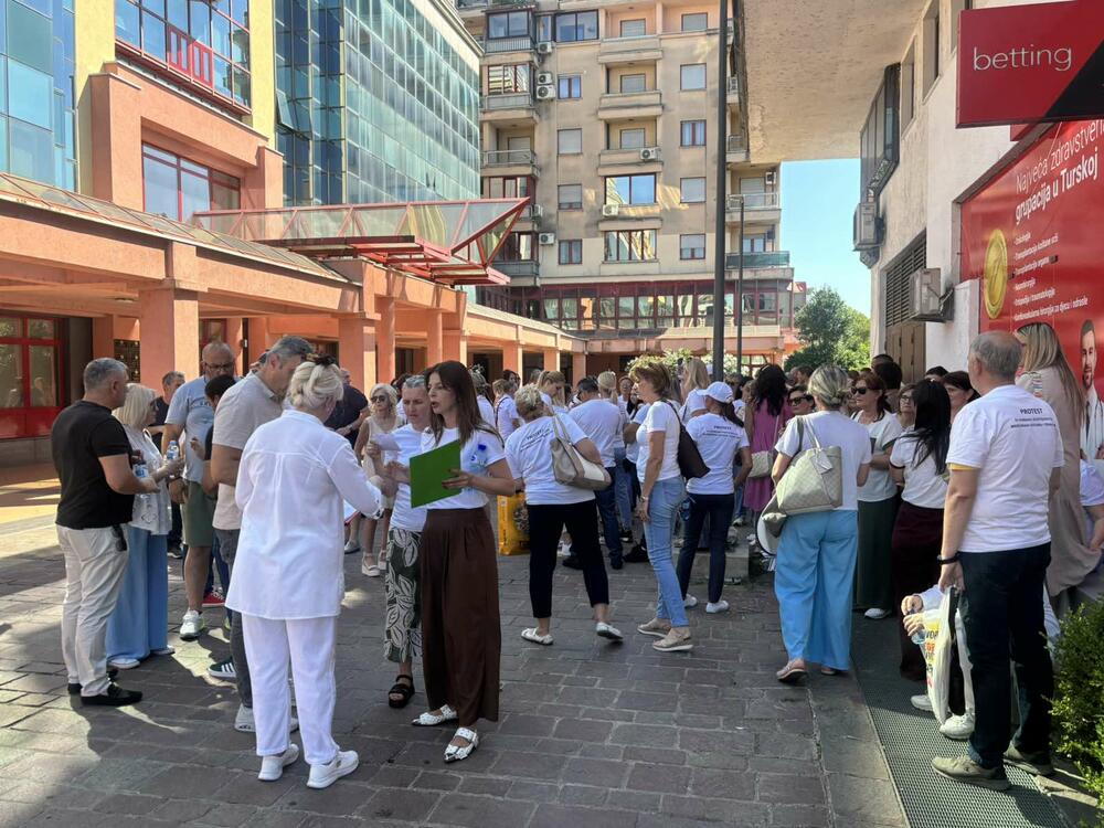 <p>Predsjednik Sindikata zdravstva Crne Gore pri Uniji slobodnih sindikata Crne Gore (USSCG) Vladimir Pavićević je na protestu kazao da zaposleni u zdravstvu "više ne traže, već zahtijevaju"</p>