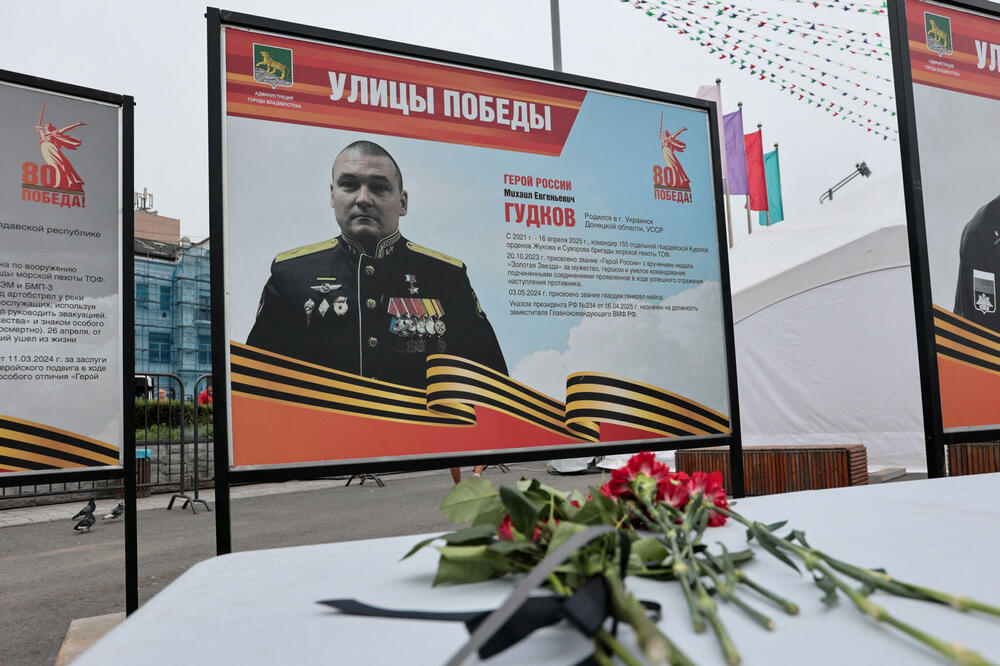 U Vladivostoku građani su ostavljali cvijeće pored portreta Mihaila Gudkova, Foto: REUTERS