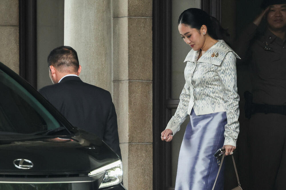 Paetongtarn Šinavatra napušta zgradu vlade nakon što ju je Ustavni sud suspendovao sa dužnosti premijerke