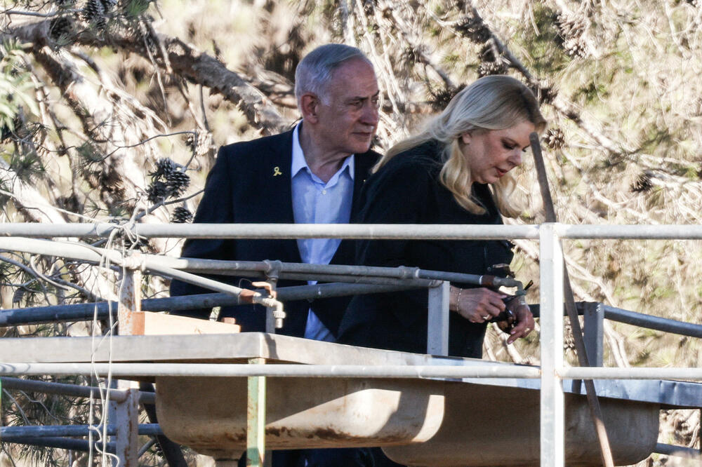 Netanjahu sa suprgom Sarom tokom posjete kibucu Nir Oz, Foto: Reuters