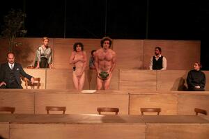 “Očevi i oci” na Gradu teatru: Raspolućenost, nasljeđe i prodorna...