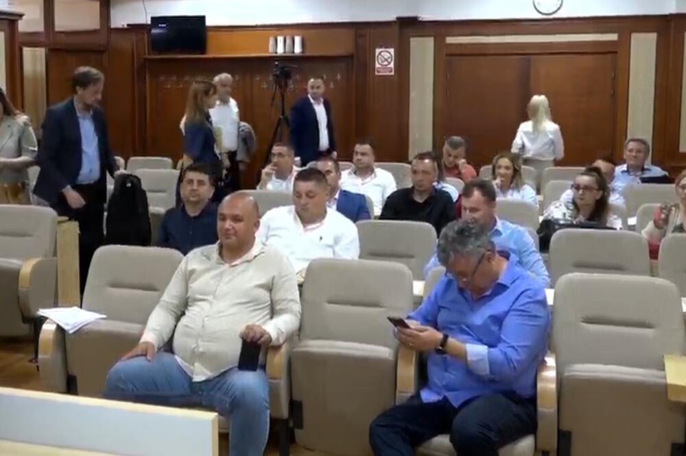 Odbornici DPS-a napuštaju sjednicu, Foto: Goran Malidžan