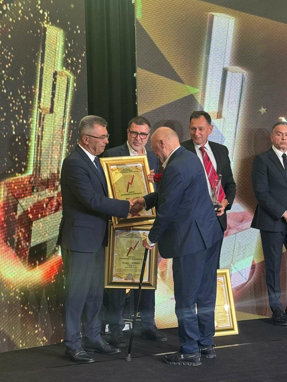 <p>U obrazloženju se posebno naglašava da su ključni razlozi za dodjelu ovog priznanja bili: efikasan menadžment, strateški razvojni projekti, unapređenje korporativne kulture i snažno usmjerenje ka društvenoj odgovornosti, koje EPCG sve vidljivije pozicioniraju kao jednog od lidera u regionu ne samo po rezultatima, već i po odnosu prema zaposlenima, potrošačima i zajednici</p>