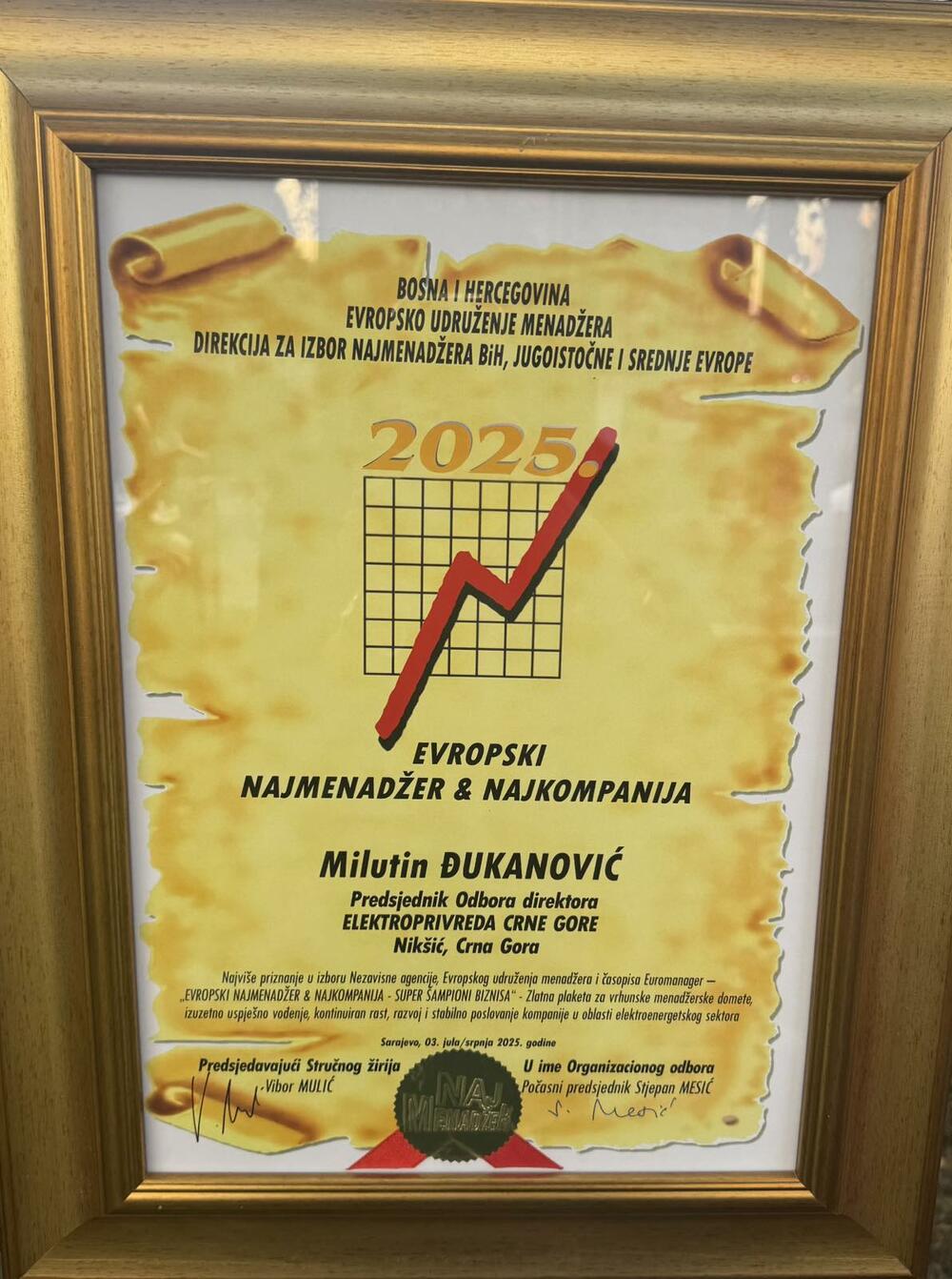 <p>U obrazloženju se posebno naglašava da su ključni razlozi za dodjelu ovog priznanja bili: efikasan menadžment, strateški razvojni projekti, unapređenje korporativne kulture i snažno usmjerenje ka društvenoj odgovornosti, koje EPCG sve vidljivije pozicioniraju kao jednog od lidera u regionu ne samo po rezultatima, već i po odnosu prema zaposlenima, potrošačima i zajednici</p>