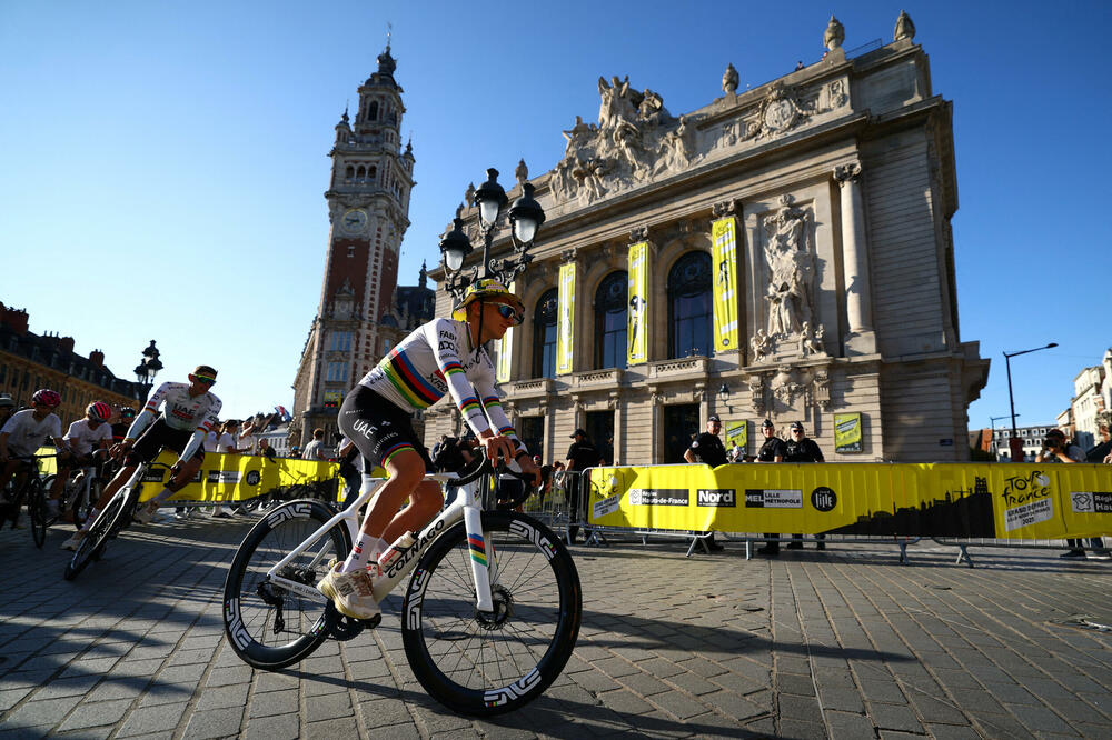 Tadej Pogačar za vrijeme predstavljanja timova u Lilu, Foto: Sarah Meyssonnier/Reuters