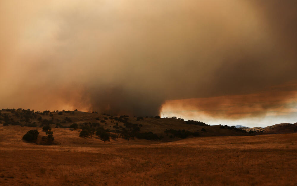 <p>Oko 200 ljudi je dobilo nalog za evakuaciju, a nekoliko desetina zgrada je ugroženo plamenom</p>
