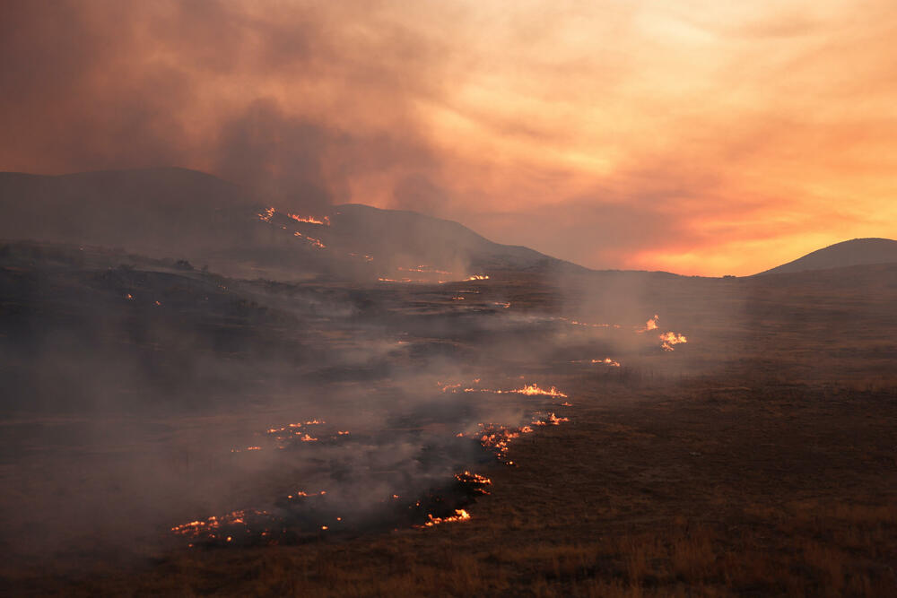 <p>Oko 200 ljudi je dobilo nalog za evakuaciju, a nekoliko desetina zgrada je ugroženo plamenom</p>