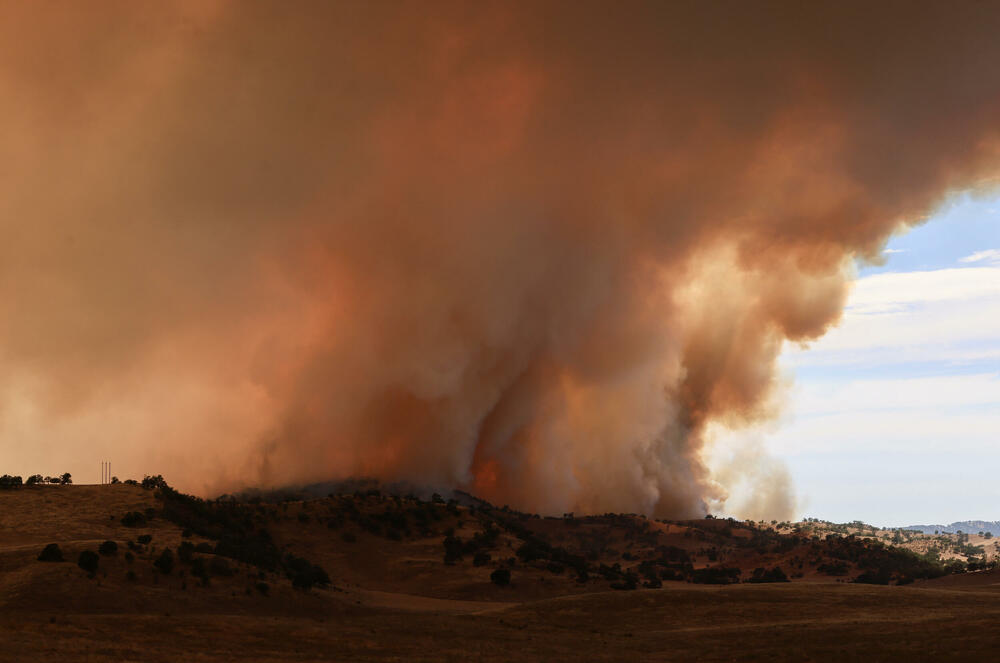 <p>Oko 200 ljudi je dobilo nalog za evakuaciju, a nekoliko desetina zgrada je ugroženo plamenom</p>