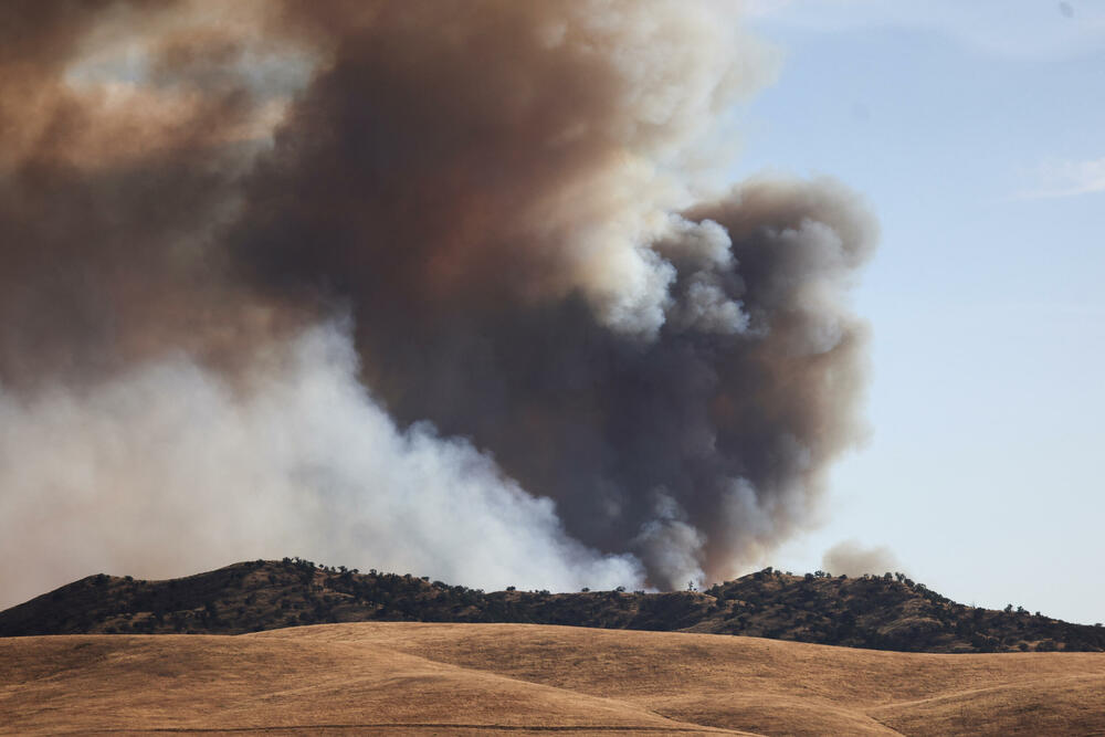 <p>Oko 200 ljudi je dobilo nalog za evakuaciju, a nekoliko desetina zgrada je ugroženo plamenom</p>