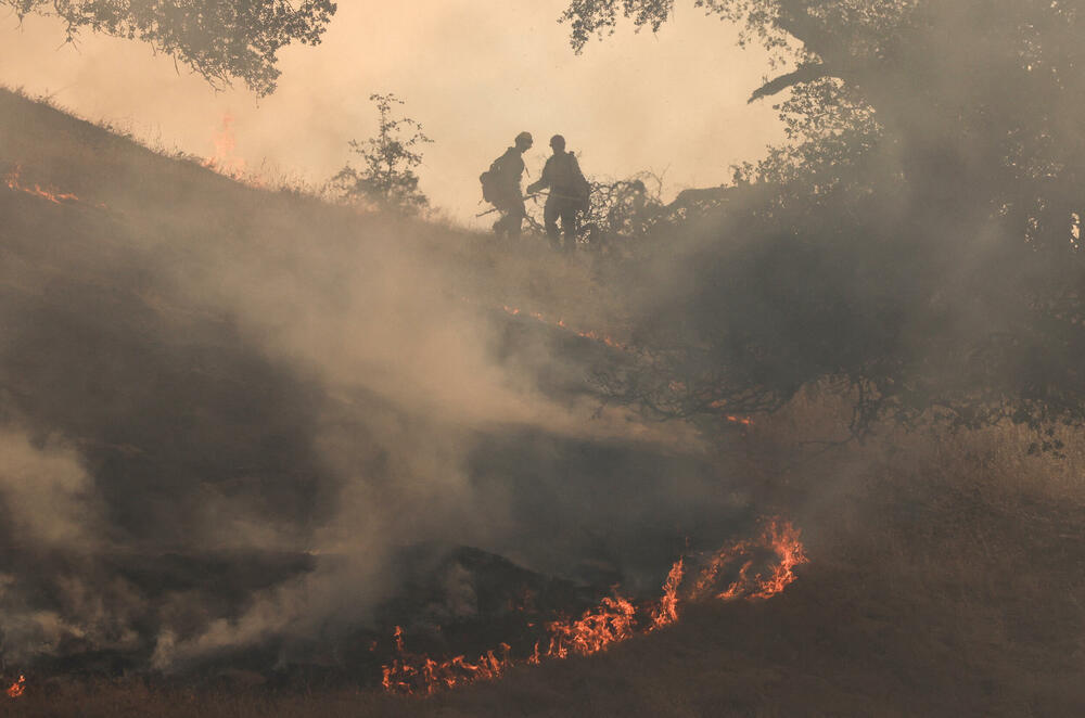 <p>Oko 200 ljudi je dobilo nalog za evakuaciju, a nekoliko desetina zgrada je ugroženo plamenom</p>
