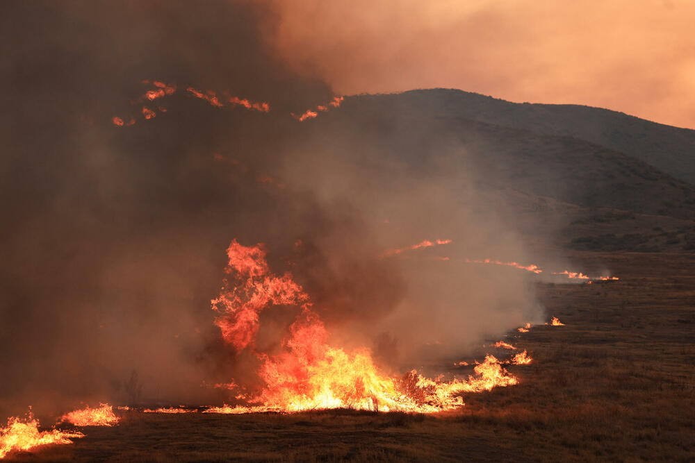 <p>Oko 200 ljudi je dobilo nalog za evakuaciju, a nekoliko desetina zgrada je ugroženo plamenom</p>