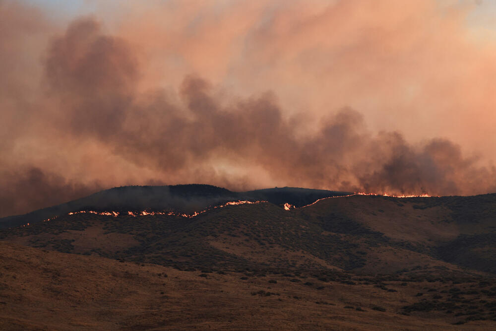 <p>Oko 200 ljudi je dobilo nalog za evakuaciju, a nekoliko desetina zgrada je ugroženo plamenom</p>